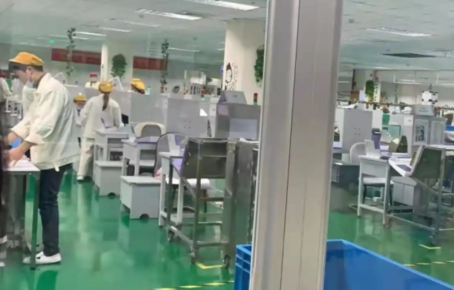 学生们运用色彩搭配和造型技巧深化领会创新的物化载体