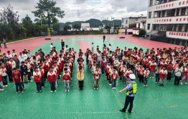 交通安全知识入脑入心有效提升师生交通安全意识与自我防护能力