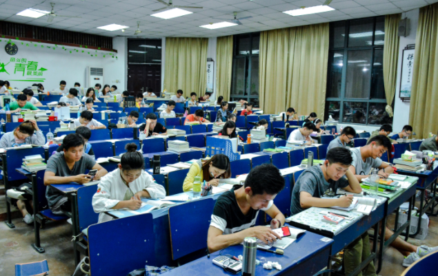 考核点评机制铸造高素质专业化教师队伍为品质建造注入教育动能