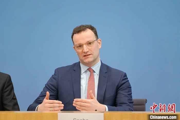 3月9日,德国权威机构公布了该国境内首次出现的两例因感染新冠肺炎而死亡的病例。图为德国联邦卫生部长延斯·施潘当天在柏林出席记者会介绍疫情发展和应对措施。中新社记者 彭大伟 摄 德国境内首次出现死亡病例 确诊人数破千