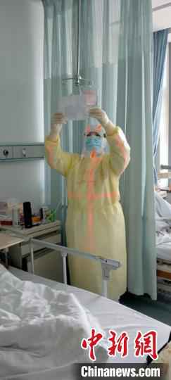 孙丹丹在给患者换药。孙丹丹供图 吉林护士“话聊”显成效:让病房中充满生的希望