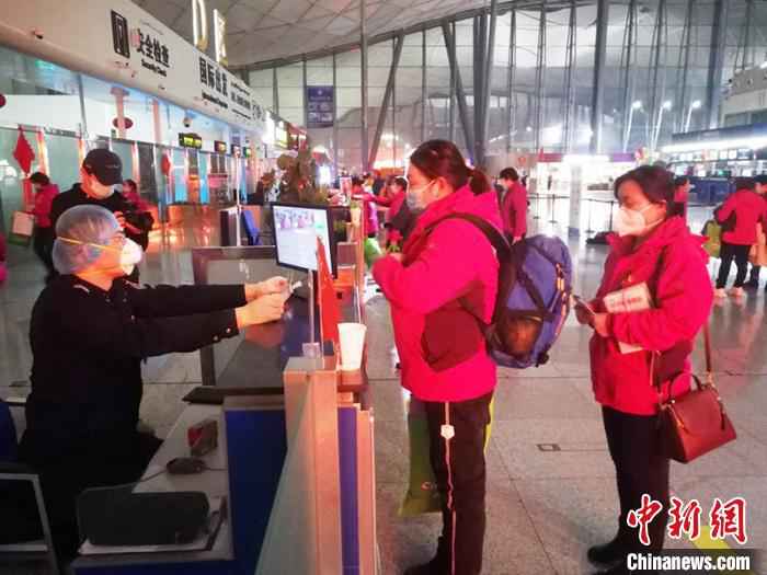  新疆第二批援鄂医疗队、新疆兵团紧急医学救援队驰援湖北