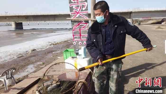 图为黄河内蒙古段打鱼现场。 李强 摄 黄河内蒙古段“餐桌未启” 民众将“开河鱼”打包尝鲜