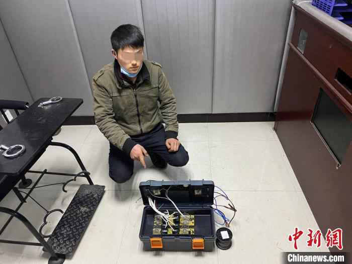 犯罪嫌疑人岳某某被警方抓获。达川公安供图 四川达州一男子网购8套捕猎工具非法狩猎被警方抓获