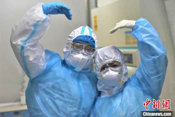  探访新疆兵团“核酸检测人员”：离病毒最近 如“雷区”排雷