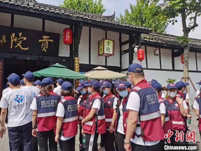 百名“疫”线医护人员欢聚四川阆中古城 补过正宗中国年