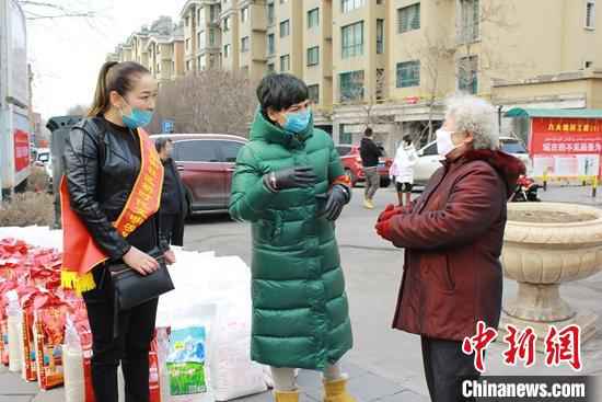 疫情期间,社区工作人员看望老人。富泉街社区提供 抗疫故事:“疫”路有我 “邻里情”让居民更亲近