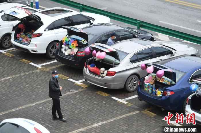 图为车主们带上家中闲置物品参加汽车后备箱集市活动。 陈超 摄 重庆景区恢复常态 :汽车后备箱集市添乐趣