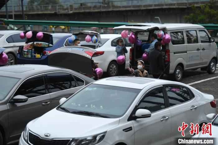 图为车主们带上家中闲置物品参加汽车后备箱集市活动。 陈超 摄 重庆景区恢复常态 :汽车后备箱集市添乐趣