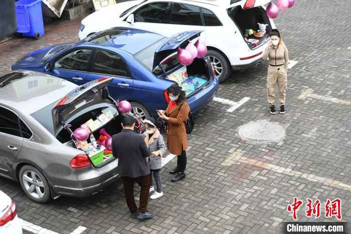 图为车主们带上家中闲置物品参加汽车后备箱集市活动。 陈超 摄 重庆景区恢复常态 :汽车后备箱集市添乐趣