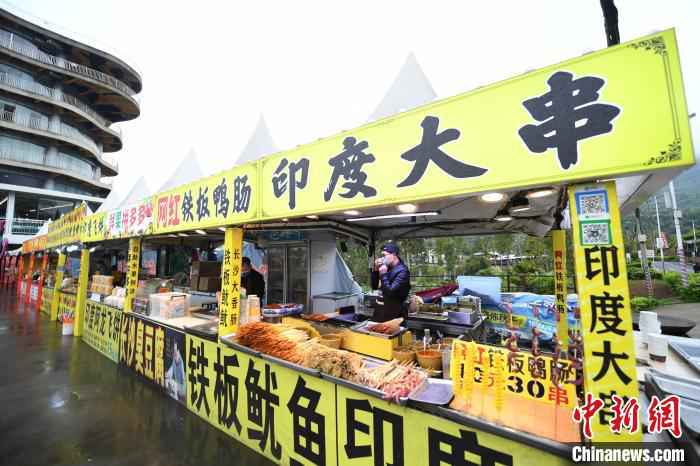 图为景区内的好吃街开门迎客。 陈超 摄 重庆景区恢复常态 :汽车后备箱集市添乐趣
