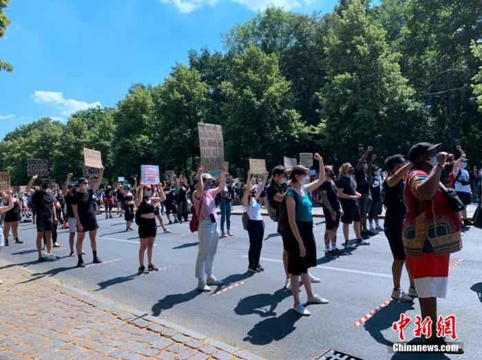 当地时间6月27日下午,德国柏林再度举行有上千人参加的反种族主义示威。非裔男子乔治·弗洛伊德死于美国明尼阿波利斯警察暴力执法后,这是柏林第三次举行反对种族主义和歧视行为的大规模示威活动。图为人们在柏林六月十七日大街保持1.5米的人际距离参加示威。
中新社记者 彭大伟 摄 德国柏林再现反种族主义示威